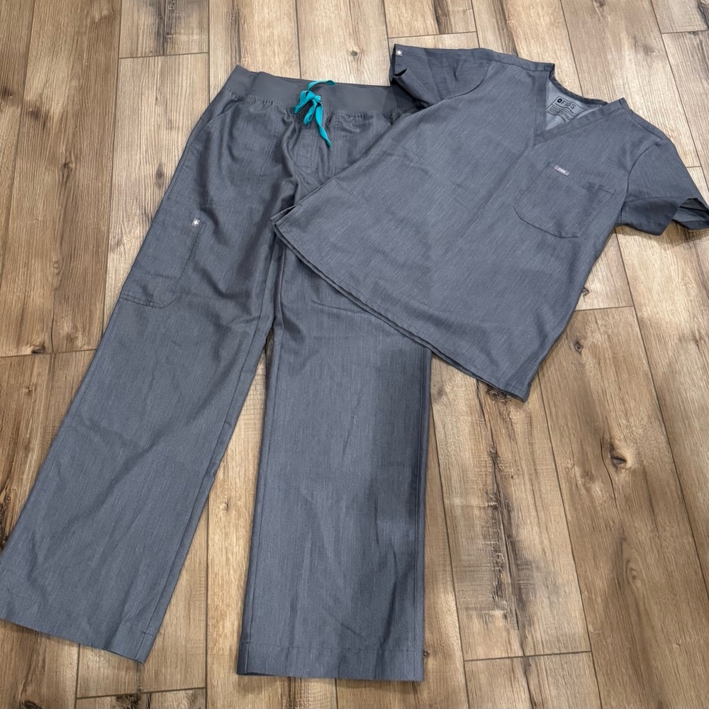 Figs Technical Collection women’s scrub set. Size M / T
